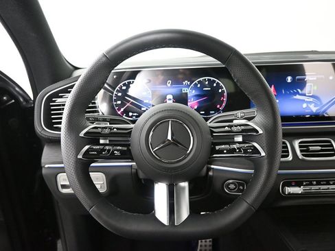 Used 2025 Mercedes-Benz GLS 450 4MATIC image 2