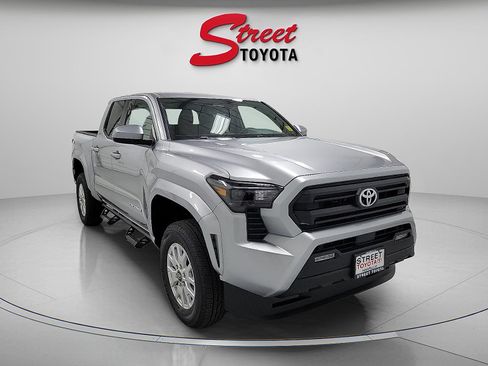 Used 2025 Toyota Tacoma SR5 AWD/4WD image 4
