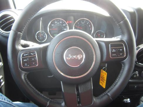 Used 2017 Jeep Wrangler Unlimited Sahara w/ Connectivity Group AWD/4WD image 17