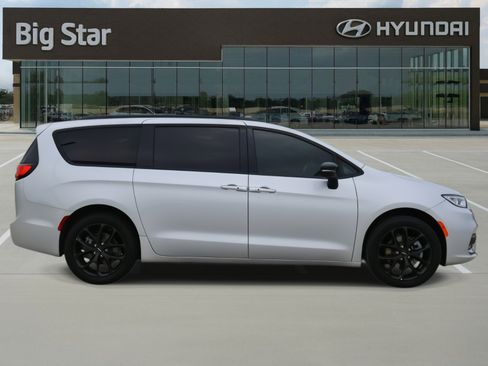 Used 2024 Chrysler Pacifica Limited w/ Uconnect Theater Family Group image 7