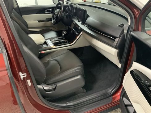 Used 2022 Kia Carnival EX image 19