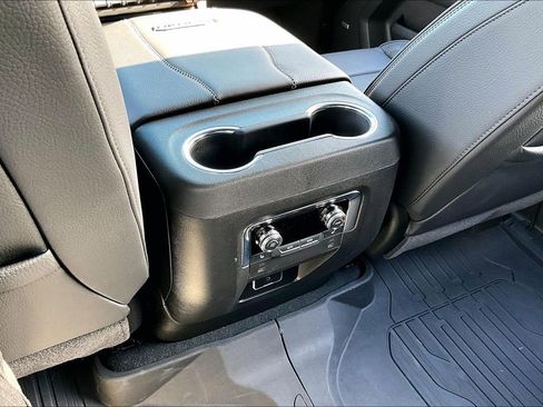 Used 2025 GMC Yukon XL Denali image 10