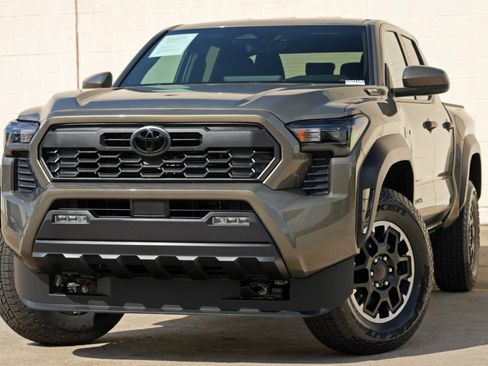 Used 2025 Toyota Tacoma TRD Off-Road AWD/4WD image 3