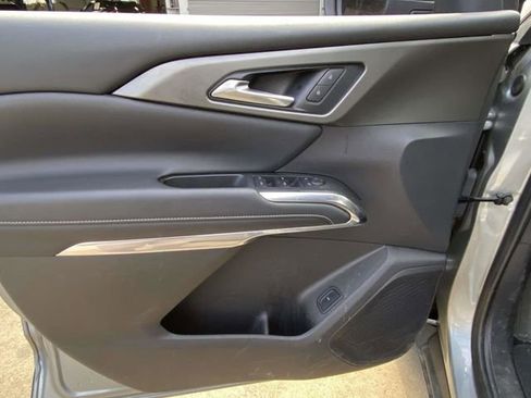 Used 2025 Chevrolet Traverse LT image 12