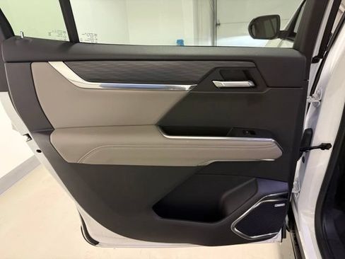 Used 2026 GMC Acadia Elevation w/ Elevation Premium Package FWD image 25