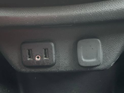 Used 2021 Chevrolet Traverse LT image 24