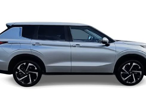 Used 2024 Mitsubishi Outlander SE image 9