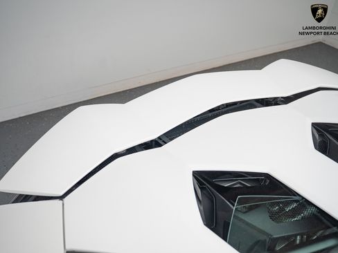 Used 2019 Lamborghini Aventador S image 10