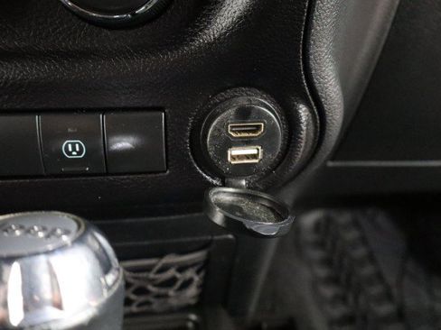 Used 2017 Jeep Wrangler Unlimited Sahara w/ Connectivity Group AWD/4WD image 65