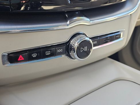 Used 2020 Volvo XC60 T6 Momentum image 36