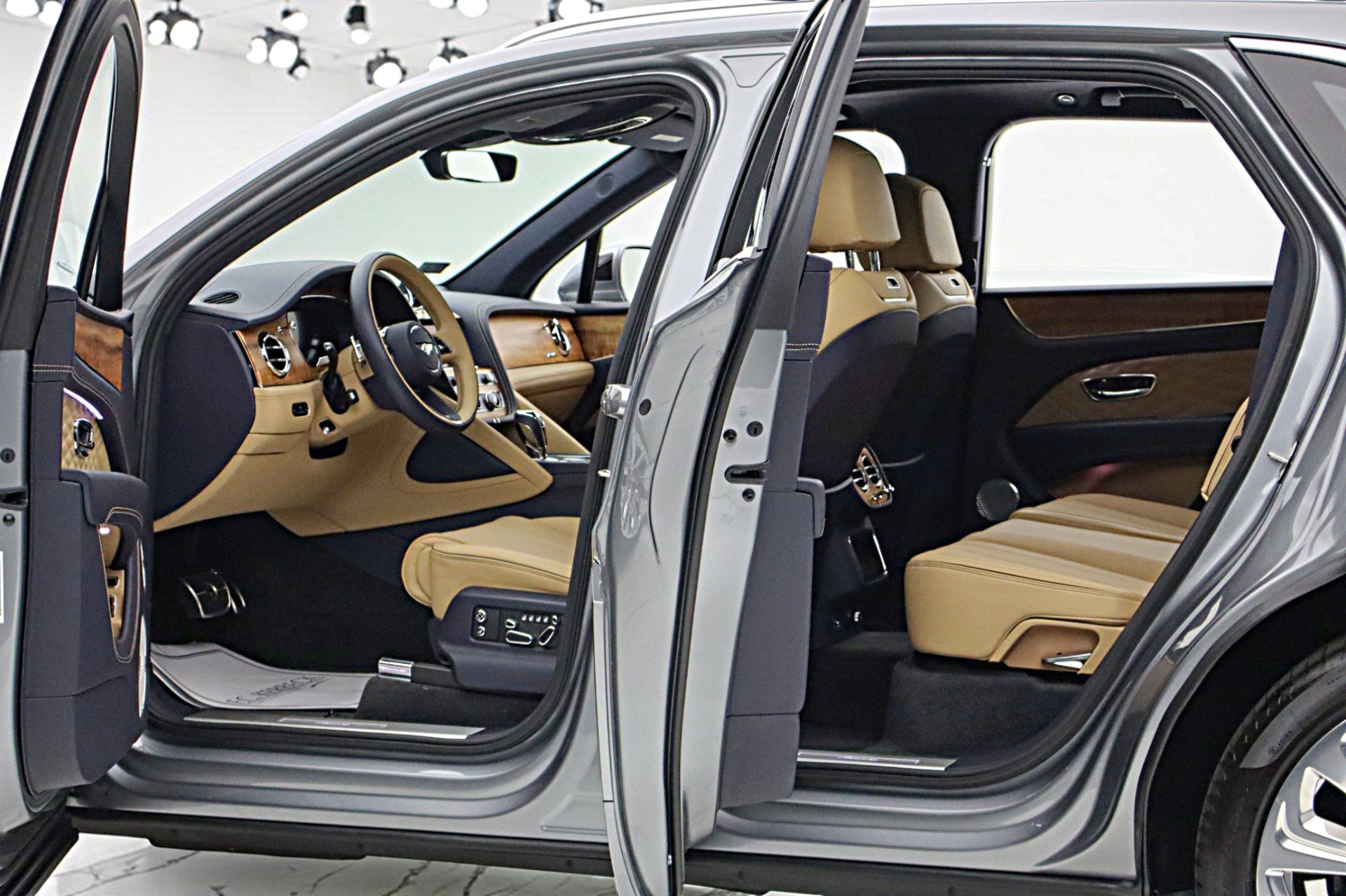 Used 2025 Bentley Bentayga AWD/4WD image 6