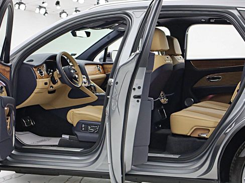 Used 2025 Bentley Bentayga AWD/4WD image 6