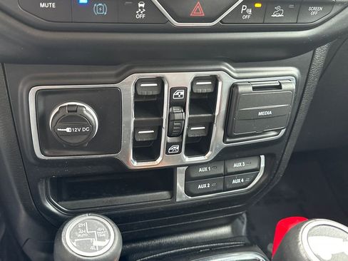 Used 2022 Jeep Wrangler Unlimited Sahara AWD/4WD image 34