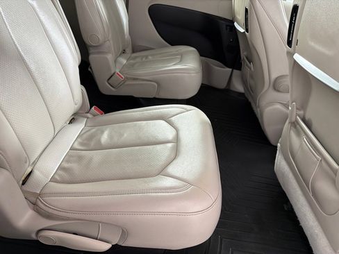 Used 2017 Chrysler Pacifica Touring-L Plus image 21