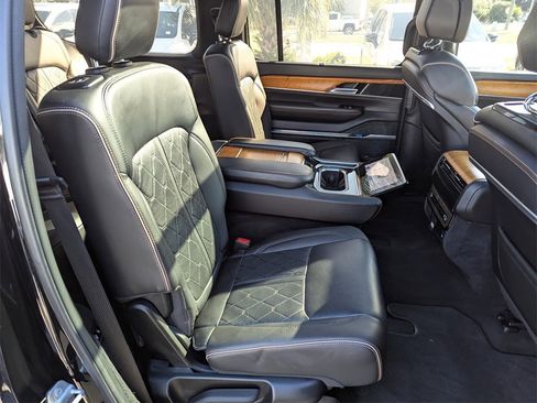 Used 2022 Jeep Grand Wagoneer Series III image 37