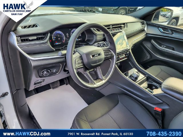 Certified 2025 Jeep Grand Cherokee Laredo AWD/4WD image 9
