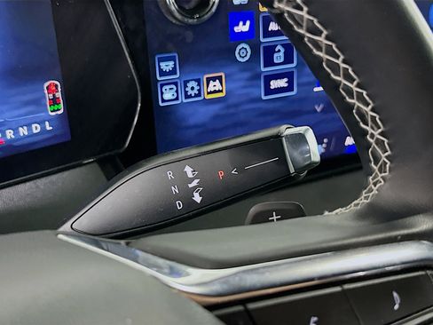 Used 2025 Chevrolet Traverse LT image 25