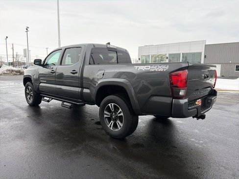 Used 2018 Toyota Tacoma TRD Sport image 5
