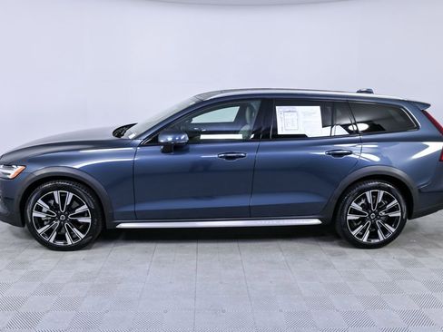 Certified 2025 Volvo V60 B5 Cross Country Ultra image 2