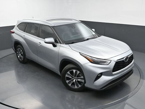 Used 2023 Toyota Highlander XLE image 32