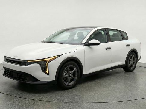 Used 2025 Kia K4 FWD image 3