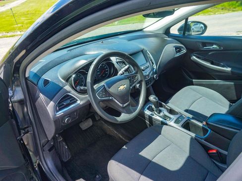 Used 2017 Chevrolet Cruze LT FWD image 17