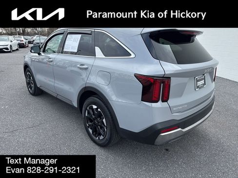 Used 2025 Kia Sorento S w/ Panoramic Sunroof Package image 5