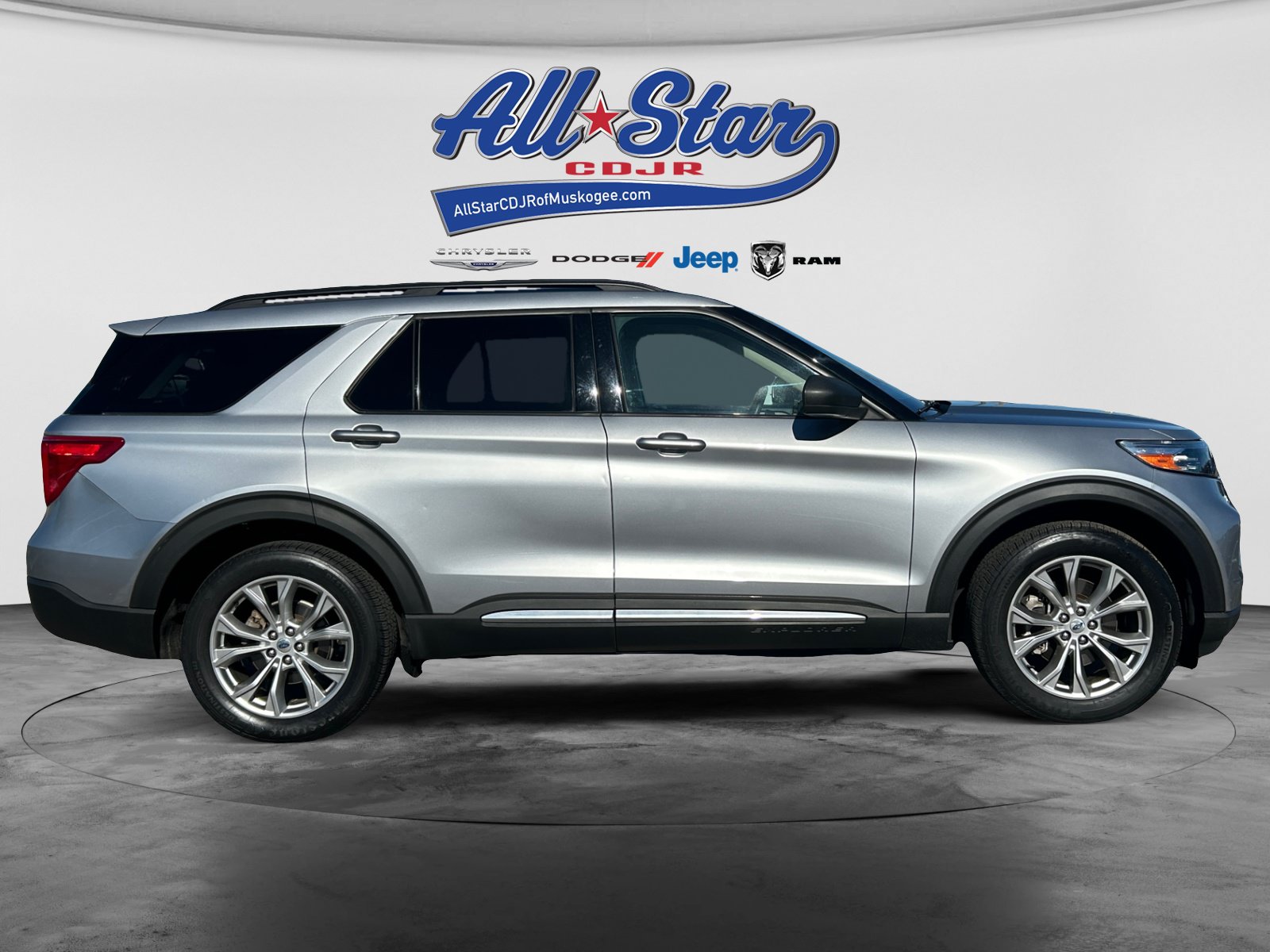 Used 2021 Ford Explorer XLT w/ Equipment Group 202A AWD/4WD image 4