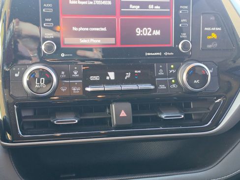 Used 2022 Toyota Highlander XLE AWD/4WD image 25