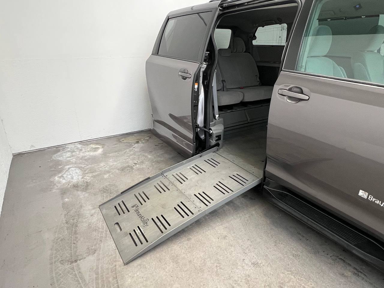 Used 2015 Toyota Sienna LE FWD image 7