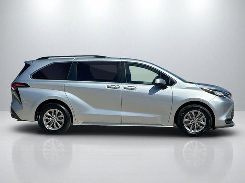 Used 2022 Toyota Sienna LE image 4
