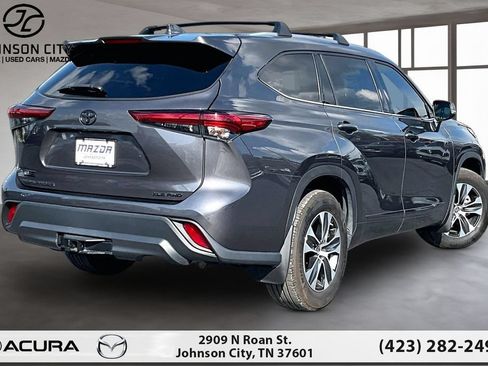 Used 2021 Toyota Highlander XLE AWD/4WD image 2