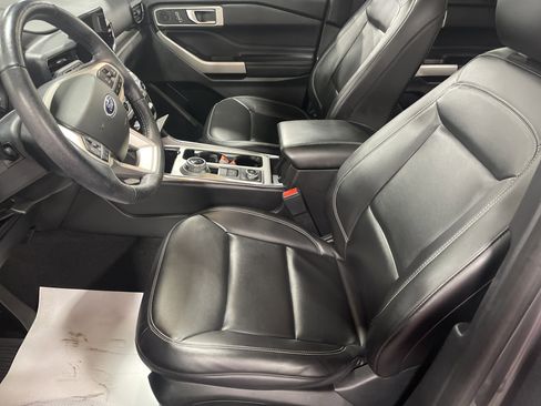 Used 2022 Ford Explorer XLT w/ Equipment Group 202A image 10