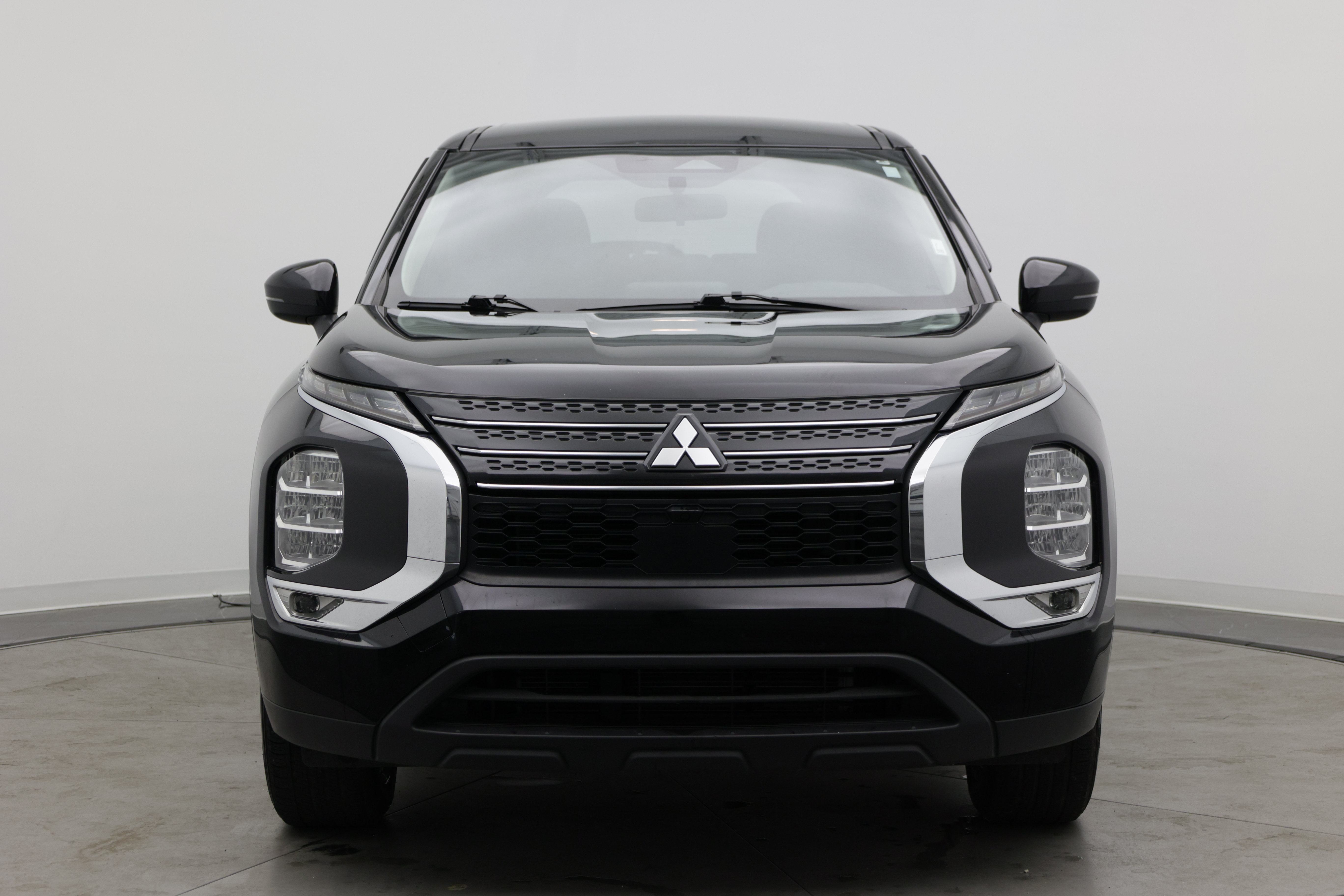 Used 2024 Mitsubishi Outlander ES FWD image 2