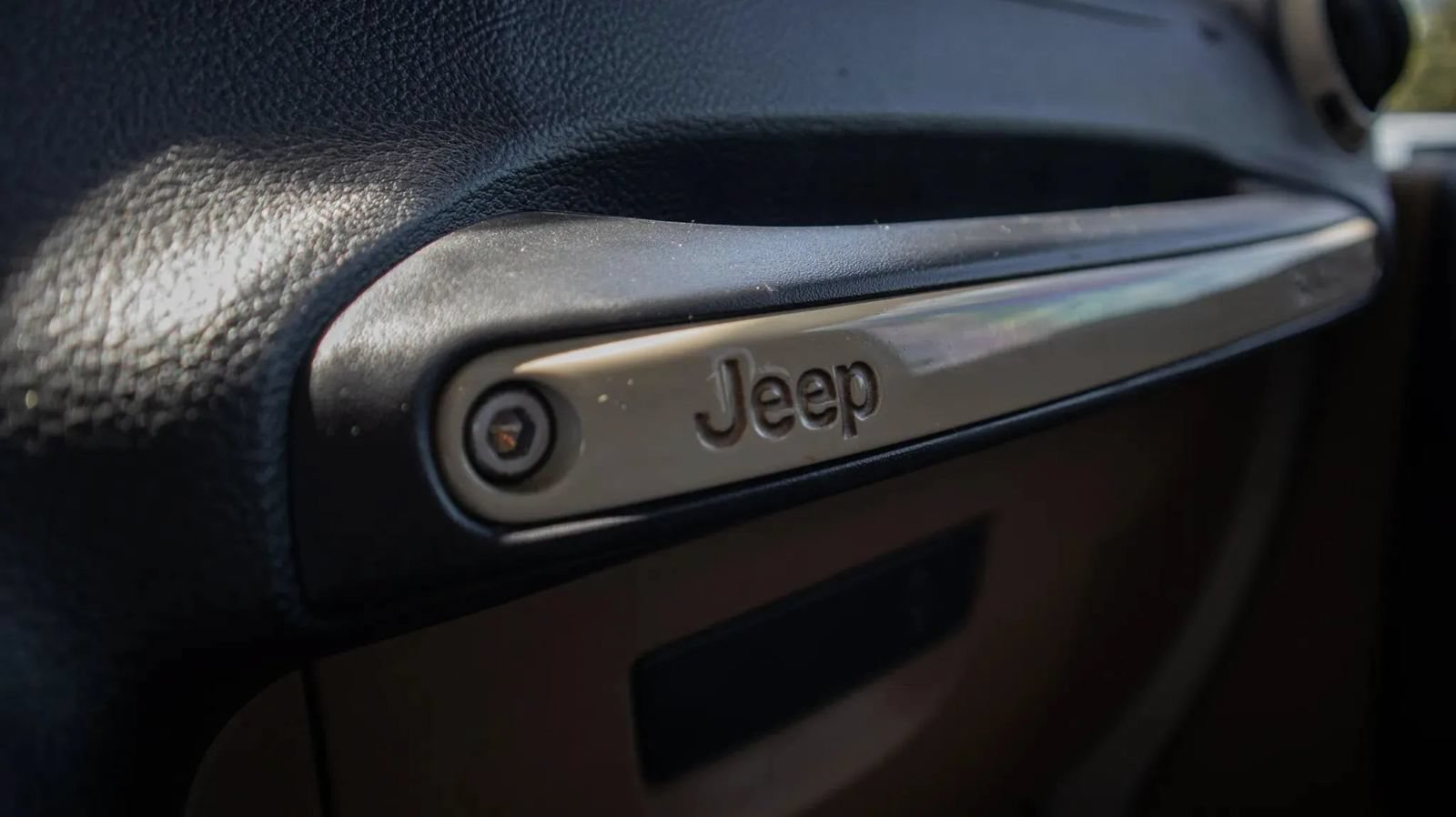 Used 2017 Jeep Wrangler Unlimited Sahara AWD/4WD image 38
