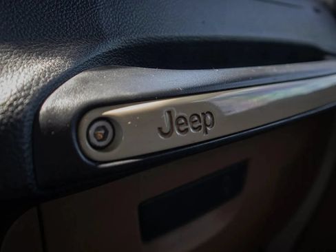 Used 2017 Jeep Wrangler Unlimited Sahara AWD/4WD image 38