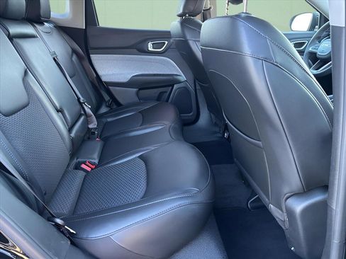 Used 2022 Jeep Compass Latitude image 13