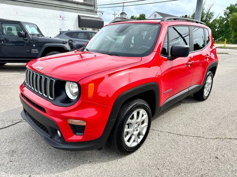 Used 2022 Jeep Renegade Latitude image 3