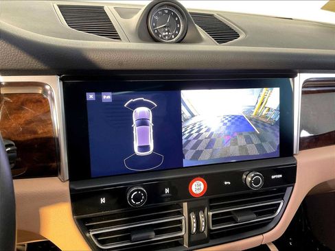 Certified 2024 Porsche Macan AWD/4WD image 31