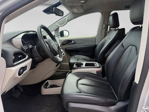 Used 2024 Chrysler Pacifica Touring-L FWD image 21