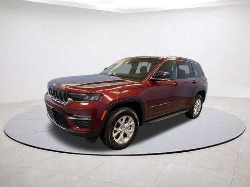 Certified 2023 Jeep Grand Cherokee Limited w/ Luxury Tech Group II image 3