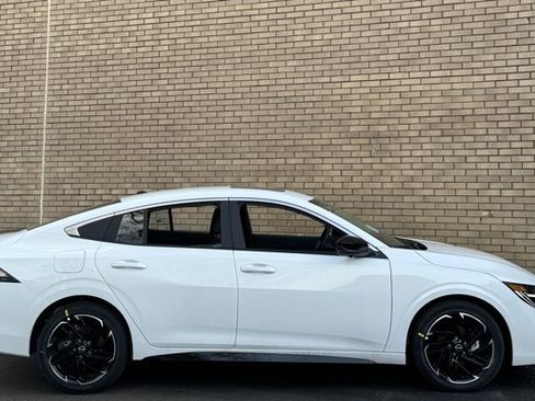 New 2026 Nissan Sentra SR w/ SR Premium Package FWD image 5