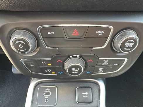 Used 2017 Jeep Compass Latitude w/ Popular Equipment Group image 11