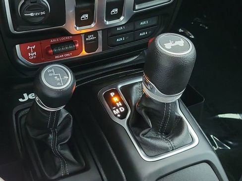 Used 2025 Jeep Wrangler Sport image 30