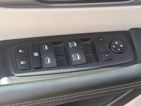 Used 2023 Chrysler Pacifica Touring-L FWD image 14