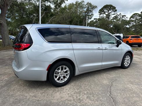 Certified 2023 Chrysler Pacifica Touring-L FWD image 3