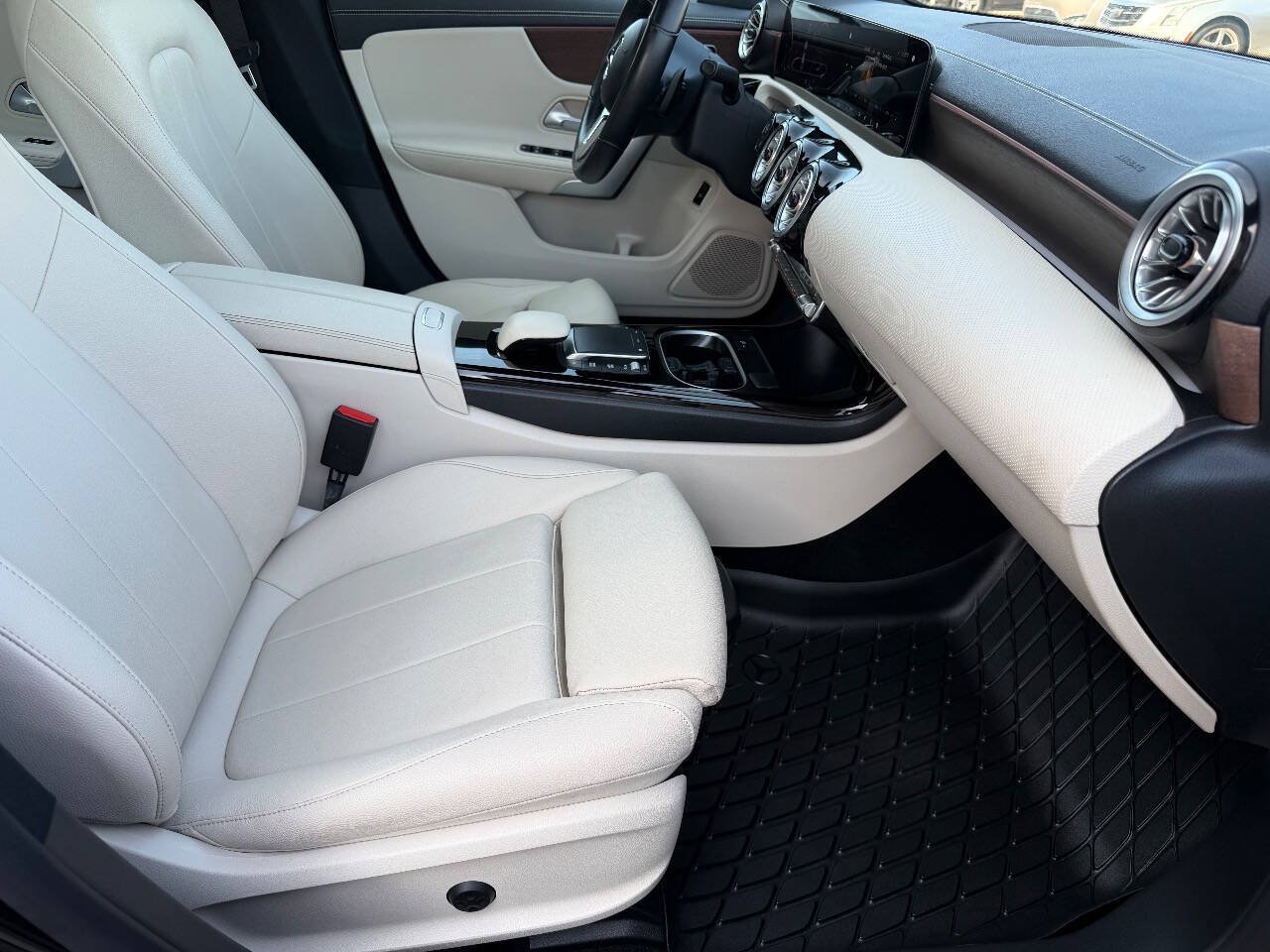 Used 2023 Mercedes-Benz CLA 250 4MATIC w/ Premium Package image 22