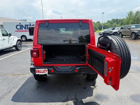 Used 2025 Jeep Wrangler Unlimited Sahara w/ Safety Group AWD/4WD image 43