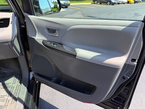 Used 2015 Toyota Sienna LE FWD image 23