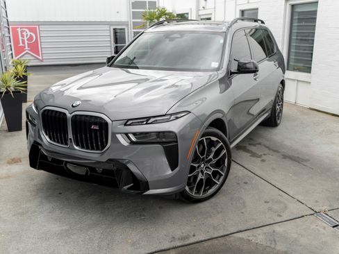Used 2023 BMW X7 M60i image 3